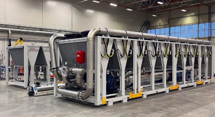 Винтовой чиллер с встроенным фрикулингом на заводе Thermex Energy Винтовой чиллер с встроенным фрикулингом на заводе Thermex Energy